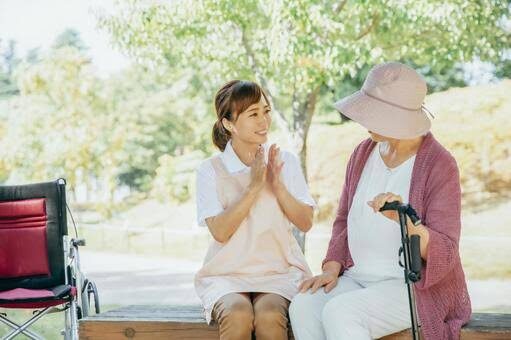 介護士と高齢者