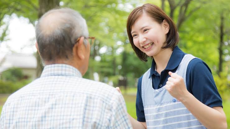 介護士と高齢者